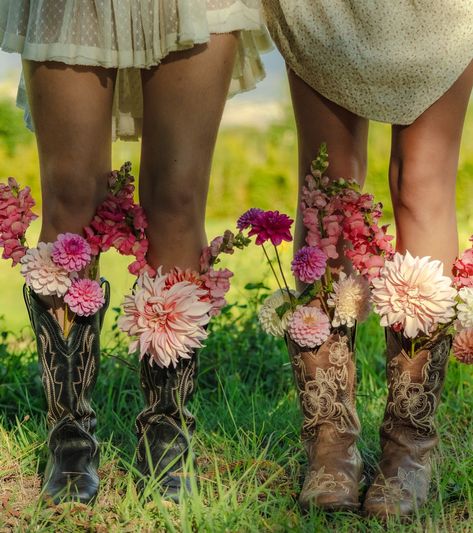 Introducing ‘Boots & Blooms’ 🌺 a collaboration with @apuakeas.flowers! A flower filled photoshoot 🌸 inspired by Maui’s Upcountry Cowgirls 🙌✨ The perfect shoot with your bestie 💐, family, and more! Highlighting fresh florals 🌺 & country style 🌿 Contact to Book 💌 Now Available 🙌 Sweet 16 Birthday, 16th Birthday, Sweet 16, Maui, Floral, Photography