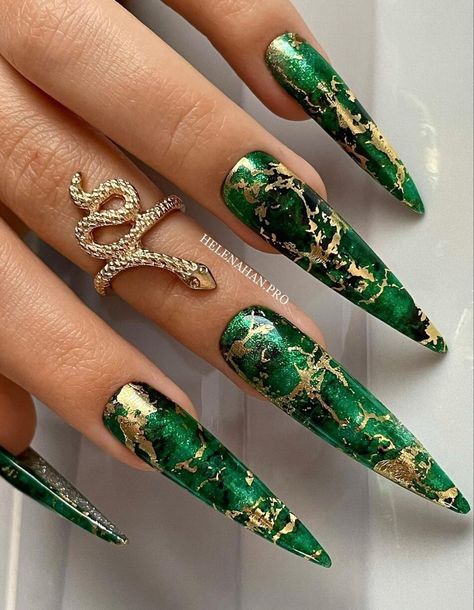 Green Stiletto Nails, Gold Stiletto Nails, Acrylic Nails Stiletto, Stilleto Nails Designs, Dragon Nails, Black Stiletto Nails, Dark Red Nails, Glitter Nails Acrylic, Long Stiletto Nails