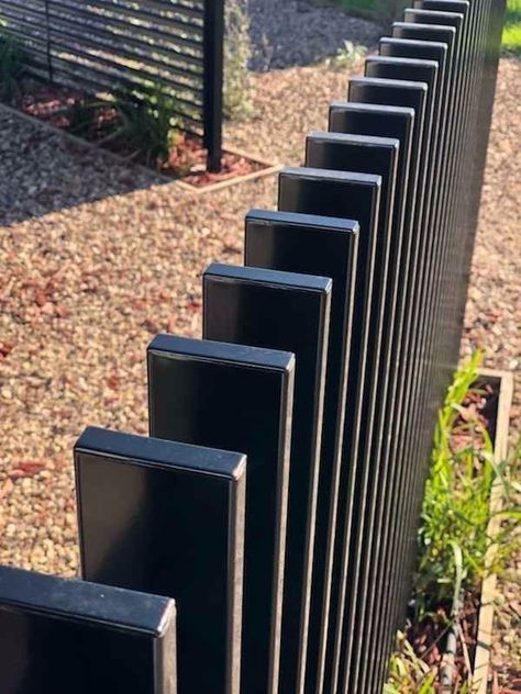 Aluminum Fence Ideas, Steel Fence Panels, Outdoor Privacy Screens, Aluminium Fence, Modern Fence Design, Front Fence, Balkon Design, Steel Fence, Aluminum Fence