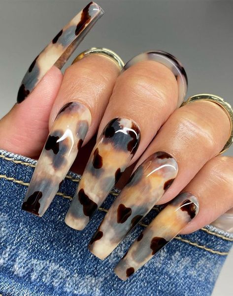 Wine Nails Designs Burgundy, Blonde Tortoise Shell Nails, Tortoise Shell Nails Stilleto, Tortoiseshell Nails, Acrylic Nails Tortoise Shell, Tortoise Shell Nails Blooming Gel, Tortishell Nails Design, Cheata Nails Acrylic Long, Coffin Tortoise Shell Nails