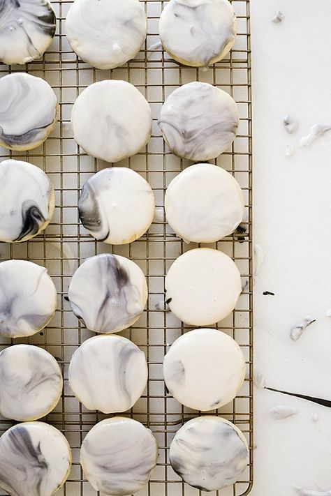 Black And White Decorated Cookies, White Cookies Decorated, Simple Decorated Sugar Cookies, Stamped Sugar Cookies, Marbled Cookies, Wedding Cupcakes Decoration, Diy Wedding Cupcakes, Marble Cookies, Cupcakes Decoration Diy