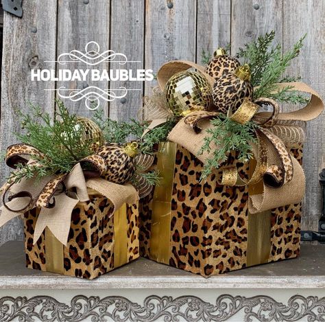 Green And Gold Christmas Decor, Green And Gold Christmas, Decoration Ideas Christmas, Gold Christmas Decor, African Christmas, Christmas Themes Decorations, Gold Christmas Decorations, Christmas Decorations Bedroom, Christmas Centerpiece