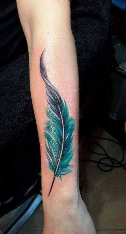 Tattoo Plume, Feather Tattoo Colour, Tattoo Feather, Tattoos Infinity, Feather Tattoo Design, Geniale Tattoos, Feather Tattoo, 1 Tattoo, Feather Tattoos