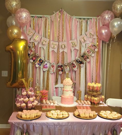 Pink gold 1st Birthday Candy Bar Decoracion, Birthday Hacks, First Birthday Cupcakes, 16th Birthday Decorations, 1st Birthday Girl Decorations, Girl Birthday Decorations, Girl Birthday Themes, Minnie Birthday