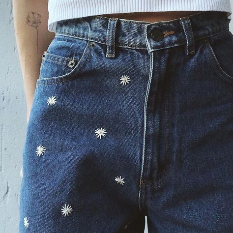 DMC (@dmc_embroidery) • Instagram photos and videos Embroidered Jeans Diy, Diy Denim Shorts, Beginning Embroidery, Flower Embroidered Jeans, Embroidery Jeans Diy, Jeans Refashion, Sparkle Jeans, Diy Belt For Dresses, Embroidery Pants