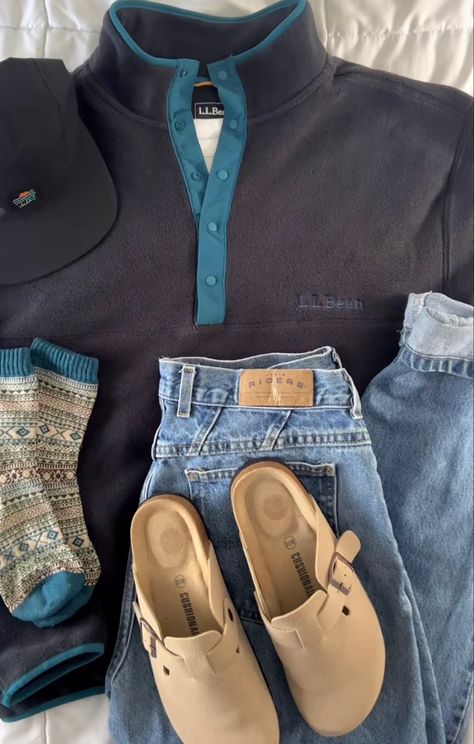 Yellowstone Outfit Ideas Fall, Clog Winter Outfits, New England Outfit Aesthetic, Earthcore Aesthetic Outfits, Patagonia Fleece Outfit, Granola Winter Outfits, Salty Granola Outfits, Salted Granola Outfits, Granola Outfits Winter