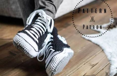 8 Beautiful Sun Hat Crochet Patterns – Crochet Crochet Converse Pattern, Converse En Crochet, Black Converse Style, Converse Slippers, Crochet Converse, Slippers Crochet, Sandals Patterns, Style Converse, Handmade Slippers