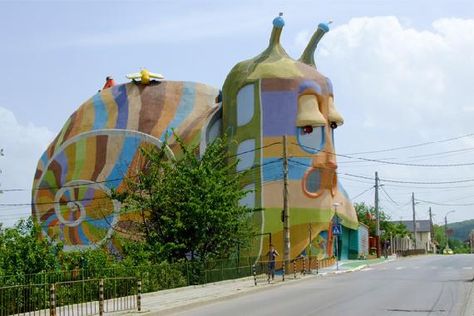 Weird Homes, Unusual Houses, Green Roof Building, Upside Down House, Crazy Houses, Lightweight Concrete, Crazy House, Unusual Buildings, Suburban House