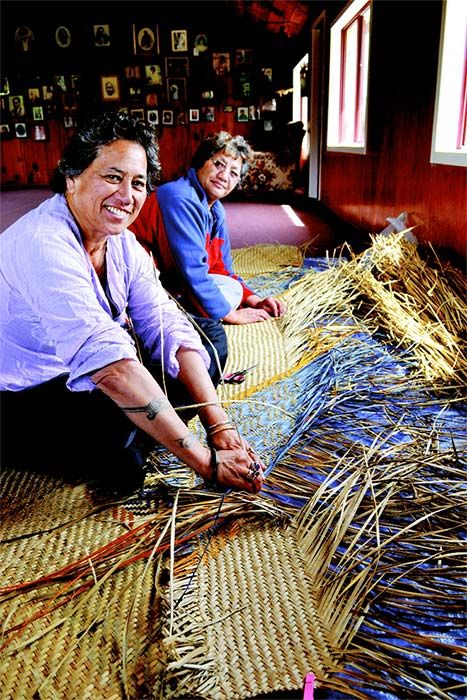 Heeni Kerekere (left) and Pania Meredith are seen in 2012 weaving whāriki (floor mats) at Raglan's Poihākena marae. Kerekere proposed to teach whāriki making at all four marae in her region, where whāriki had gradually been replaced by carpet and factory-made seagrass matting. She ... Raranga Patterns, Harakeke Weaving, Flax Weaving, Maori People, Maori Designs, Maori Art, Local History, Weaving Patterns, Another World