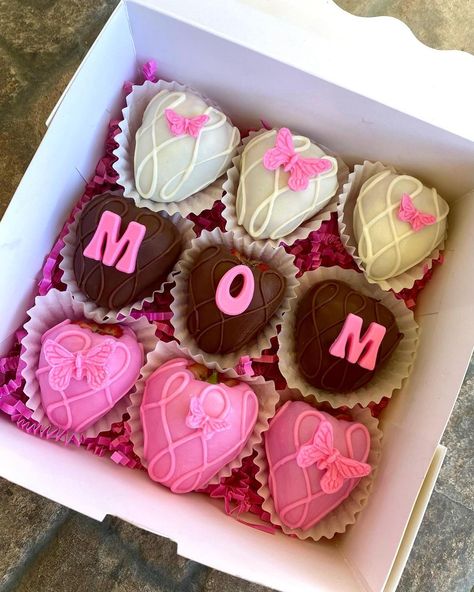 Happy Mothers Day Strawberries, Mother’s Day Baked Goods, Mother’s Day Strawberry Boxes, Mother’s Day Treats Idea, Mothers Day Treat Ideas, Mother’s Day Chocolate Covered Strawberries, Mothers Day Chocolate Covered Strawberry, Mothers Day Dessert Boxes, Mothers Day Strawberries Boxes