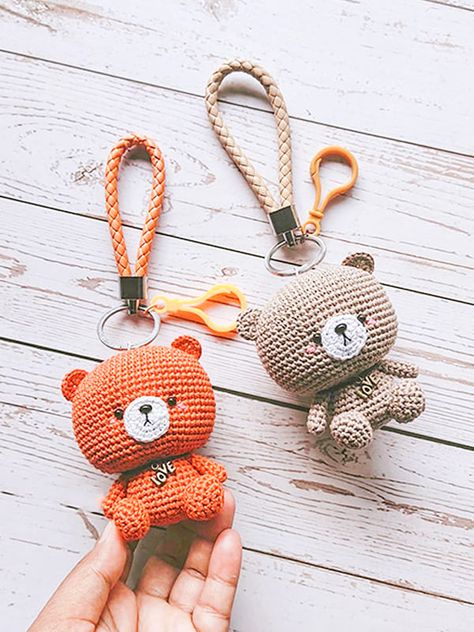 Fácil Llavero Oso Amigurumi PDF Patrón Gratis - Amigurumi Receitas Country Animals, Crocheted Patterns, Crochet Teddy Bear Pattern, Bear Keychain, Crochet Keychain Pattern, Pola Amigurumi, Mini Crochet, Crochet Animals Free Patterns, Crochet Teddy Bear