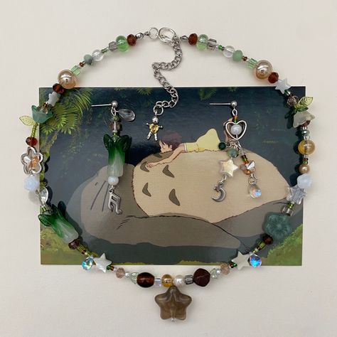 Totoro Inspired Jewelry Set with bok choy beads, stars, and flowers! Pug Dog Puppy, Handmade Jewelry Tutorials, Jewelry Accessories Ideas, My Neighbor Totoro, Funky Jewelry, Cute Keychain, Diy Keychain, Cute Necklace, Inspired Jewelry