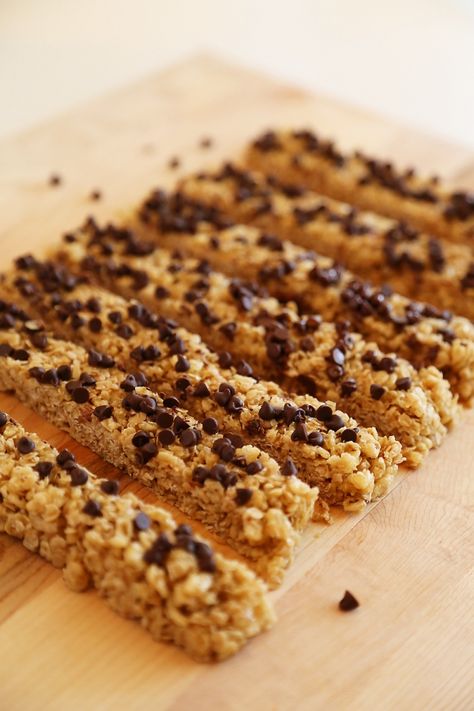 No-Bake Chewy Chocolate Chip Granola Bars - Crispy, chewy homemade granola bars are easy, healthy and perfect for snacks on the go! | thecomfortofcooking.com Chewy Chocolate Chip Granola Bars, Oatmeal Granola Bars, Rice Crispies Recipe, Rice Crispy Bars, Easy Granola Bars, Chocolate Chip Granola, Chocolate Granola Bars, Chocolate Chip Granola Bars, No Bake Granola Bars