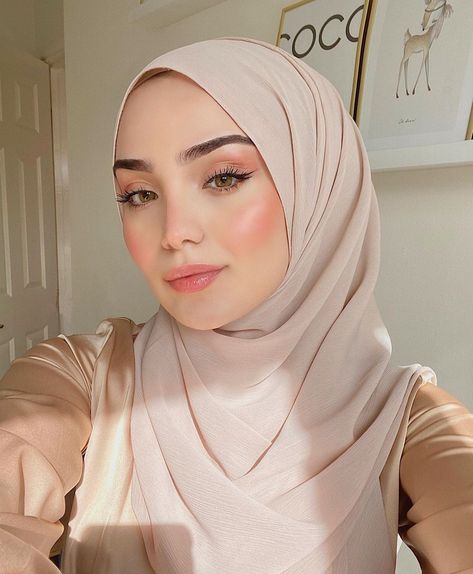 Hola ✨| It sucks to stay indoors in this beautiful weather and my favourite season #spring ! #quarantinelife Muslim Makeup Looks, Muslim Makeup, Hijabstyle Outfits, Hijab Instagram, Fresh Makeup Look, Hijab Makeup, Peach Makeup, Makeup Pengantin, Casual Makeup