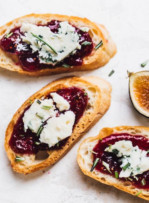 multiple crostinis with fig jam layer, then blue cheese on top and rosemary sprinkled Jam For Canning, Heartbeet Kitchen, Homemade Fig Newtons, Winter Appetizers, Jam Canning, Canning Jam Recipes, Fig Jam Recipe, Autumn Recipes Vegetarian, Homemade Apple Butter