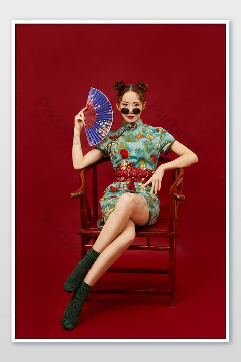 Modeling Poses, Mode Editorials, Shotting Photo, Photographie Portrait Inspiration, Pakaian Feminin, Human Poses Reference, Foto Poses, Mode Kpop, Style Sunglasses