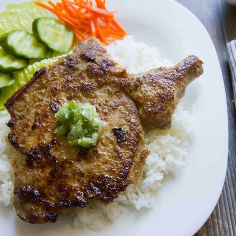 Com Suon Nuong Recipe - Vietnamese Grilled Pork Chops Com Suon Nuong Recipe, Fried Boneless Pork Chops, Vietnamese Grilled Pork, Pork Chops And Rice, Chinese Bbq Pork, Pork Fried Rice, Rice Side, Rice Side Dishes, Vietnamese Restaurant