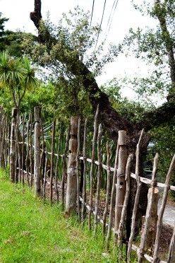 Rustic Garden Fence, Garden Gate Design, Koti Diy, Diy Garden Fence, Plants Diy, Rustic Fence, Fence Landscaping, Have Inspiration, Fence Ideas