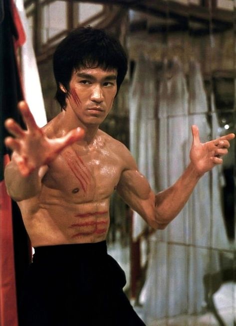 Bruce Lee Be Like Water, Bruce Lee Enter The Dragon, Bruce Lee Poster, Be Like Water, Bruce Lee Pictures, Bruce Lee Art, Bruce Lee Martial Arts, Bruce Lee Photos, Green Hornet