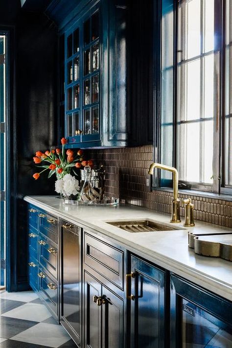 Blue, white and gold butlers feature glossy blue cabinets with brown hive tiles on a perimeter wall with a window over an antique brass sink faucet. Tori Rubinson, Desain Pantry, Pantry Ideas, Blue Cabinets, Butler's Pantry, Blue Kitchens, Design Del Prodotto, Large Kitchen, Counter Tops