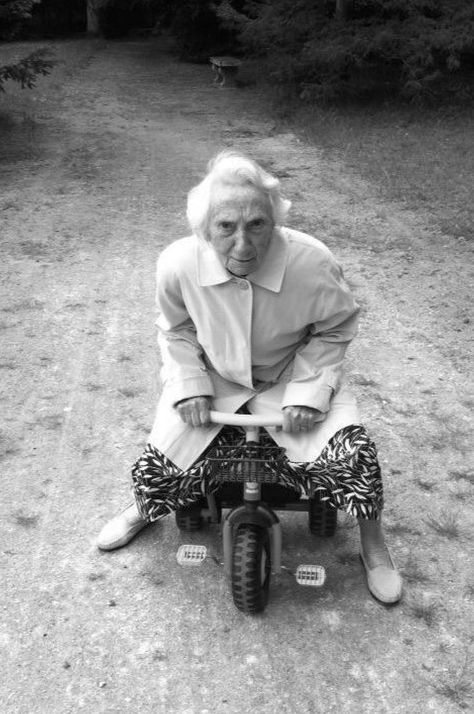 People Having Fun, Old Woman, Pinterest Blog, Young At Heart, Old People, Black White Photos, People Photography, Growing Old, Tricycle