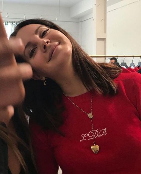 Lana Del Rey wearing her red Lust For Life monogrammed LDR sweater and gold heart locket necklace short dark brown hair smiling Lana Del Rey Red, Lana Del Rey Love, Lana Rey, Lizzy Grant, Lana Turner, Elizabeth Grant, Brooklyn Baby, Queen Mother, Lana Del Ray