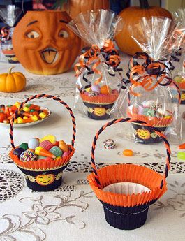 sweet Halloween Pouches, Halloween Cones, Nut Cups, Company Halloween, Mini Baskets, Dulces Halloween, Halloween Favor, Halloween Countdown, Halloween Tableware