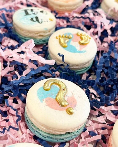 Gender Reveal Macaron Cake, Gender Reveal Macarons, Baby Shower Macarons, Custom Macarons, Gender Reveal Food, Macaron Cake, Gender Party, Macaroon Recipes, Gender Reveal Cake