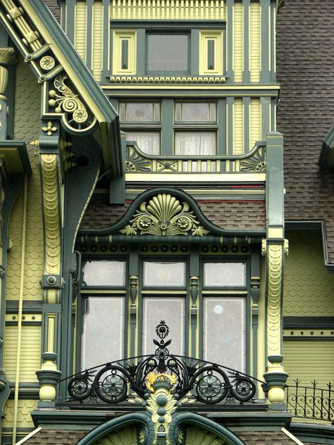 Vintage House Exterior, Carson Mansion, Queen Anne Victorian House, Antique Homes, Victorian Porch, Victorian Exterior, Vintage Houses, Houses Architecture, Old Victorian Homes