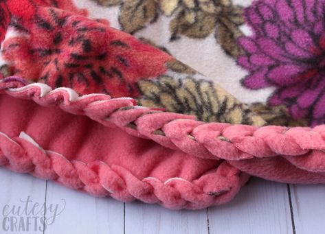 Braided Fleece, Fleece Blanket Diy, Fleece Projects, No Sew Fleece Blanket, No Sew Blankets, Braided Rug Diy, Tie Blankets, Sewing Fleece, Fleece Baby Blankets