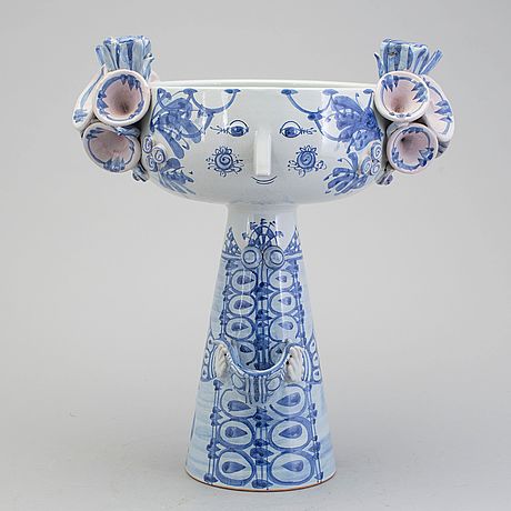 BJÖRN WIINBLAD, A Danish ceramic centrepiece by Björn Winblad dated -72. - Bukowskis Bjorn Wiinblad, Danish Ceramics, Unusual Art, Head Vase, Blue And White China, Blue China, Contemporary Ceramics, Ceramic Clay, Clay Pottery