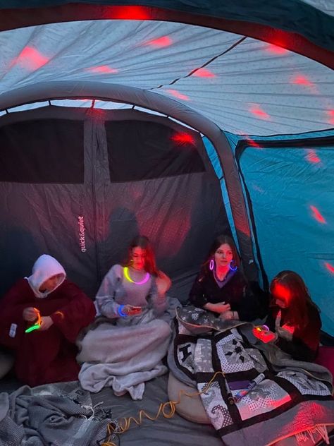 Activities With Friends Aesthetic, Camping Instagram Pictures, Glamping Aesthetic, Rv Aesthetic, Sleepover Aesthetic, Summer Camp Aesthetic, Camp Aesthetic, Outing Ideas, Aesthetic Camping