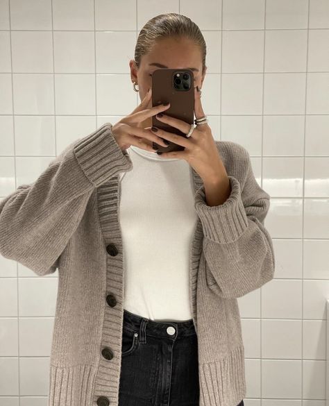 Cold Ootd, Vinter Mode Outfits, Jeans Beige, Autumn Fits, Cardigan White, Cardigan Outfits, Beige Cardigan, Causual Outfits, Outfit Winter