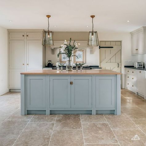 @stamfordstoneathome on Instagram: “Modern Farmhouse Kitchen Inspo 😍 Featuring our ethically sourced Farmhouse Buff Limestone Flooring #stamfordstone #ssah #kitchen #tile…” Earth Tone Kitchen, Kitchen Shaker Style, Earth Tones Kitchen, Modern Country Kitchen, Kitchen Shaker, Modern Country Kitchens, Interior Tiles, Limestone Flooring, Farmhouse Kitchen Design