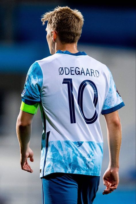 Odegard Arsenal, Martin Odegaard, Arsenal Wallpapers, Football Artwork, Martin Ødegaard, Legends Football, Football Images, Football Boys, Football Pictures