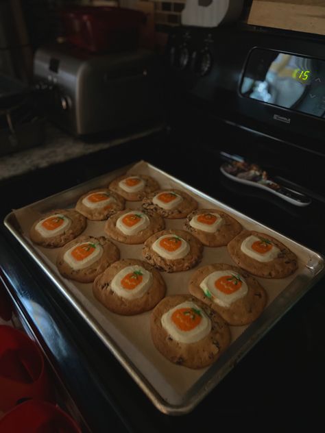 cookies, chocolate chip,pilsbury, halloween, spooky Cookies Chocolate Chip, Cookies Chocolate, Fall Cookies, Pumpkin Spice Season, Fall Feels, Pumpkin Cookies, Fall Baking, Halloween Cookies, Halloween Spooky