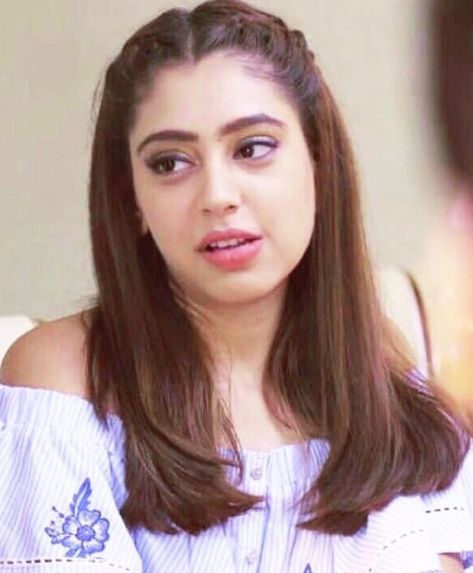 Niti Taylor Hairstyles, Saree Hairstyles For Short Hair, Hairstyles For Open Hair, Front Hairstyles For Open Hair, Easy Bridal Updo, Front Hair Styles Easy, Hairstyles On Saree, Front Hairstyles, Women's Haircut