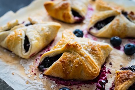 Blueberry Puff Pastry, Blueberry Turnovers, Easy Puff Pastry Recipe, Puff Pastry Recipes Dessert, Pastries Recipes Dessert, Puff Pastry Recipe, Puff Pastry Desserts, Easy Puff Pastry, Hand Pie