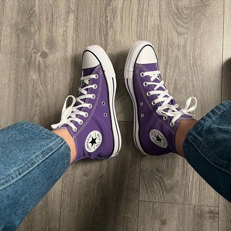 Purple Converse Aesthetic, Dark Purple Converse, Bee Königswasser, Converse Collection, Cute Converse Shoes, Converse Aesthetic, Purple Converse, Cute Converse, Preppy Shoes