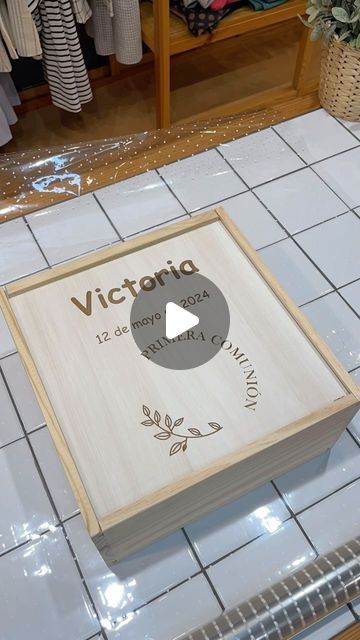 regalo unico y especial para la primera comunión . Caja de madera personalizada primera comunión. Universo Mini tienda de niños y regalos personalizados. On Instagram, Instagram