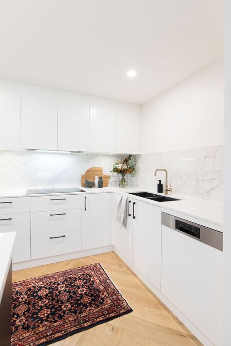 Large Tiles Kitchen Splashback, White Marble Splashback Kitchen, Coastal Kitchen Splashback Ideas, Porcelain Splashback Kitchen, Best Kitchen Splash Back, White Glass Splashback, Large Tile Splashback Kitchen, White Glass Splashback Kitchen, Kitchen Splash Backs