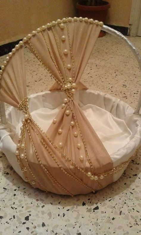 Wedding Dress Gift Packing Ideas, Dua E Khair Baskets, Purse Packing Ideas For Wedding, Shagun Basket, Dress Packing Ideas Wedding, Fancy Gift Wrapping Ideas, Fancy Gift Wrapping, Wooden Decoration Ideas, Creative Corporate Gifts