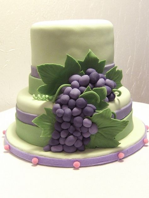 First communion cake Grape Cake, Wine Cookies, Nursing Cake, First Communion Cakes, Special Event Cakes, White Cakes, Amazing Food Decoration, Communion Cakes, Crazy Cakes