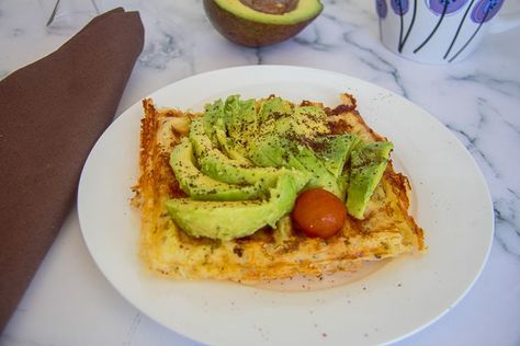 sliced avocado on chaffle Breakfast Tomatoes, Palm Hearts, Coriander Salad, Keto Flatbread, Avocado Cheesecake, Keto Asparagus, Keto Basics, Feta Quiche, Breakfast Vegetarian