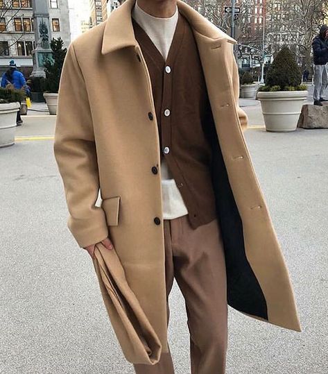 Light Academia Fashion Men, Korean Trench Coat Outfit, Light Academia Aesthetic Outfit Men, Light Academia Outfit Men, Beige Trench Coat Outfit, Light Academia Clothes, Academia Aesthetic Outfit Men, Light Academia Fashion, Light Academia Outfit