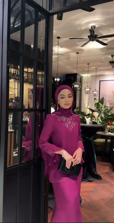 Design Baju Kurung Fashion, Hijabi Dresses Soiree, Baju Kurung Moden Style, Kebaya Simple, Nikkah Outfit, Raya 2023, Royal Outfit, Lace Ideas, Nikah Outfit