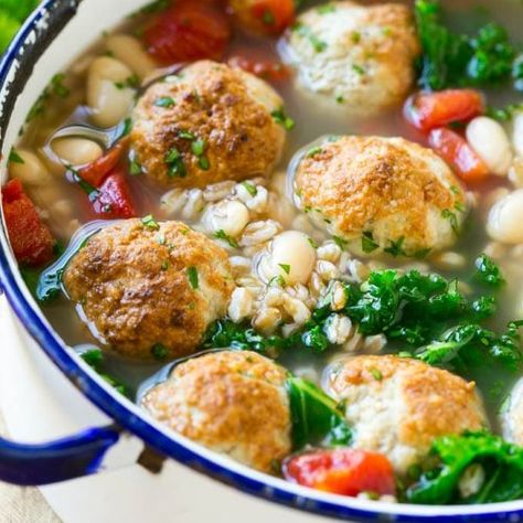 This hearty farro soup recipe is filled with turkey meatballs, white beans and kale. It's the perfect easy and nutritious dinner option! Meatball Soup Healthy, Farro Soup, Soup With Meatballs, Farro Recipes, Slow Cooker Turkey Chili, Meatball Dinner, Kids Dinner, Mediterranean Meals, Meatball Soup