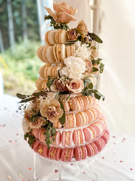 Bridal Shower Macaroons, Bridal Shower Boho Cake, Macaroon Tower Wedding Cake, Macaron Tower With Flowers, Bridal Shower Macarons, Boho Macarons, Macaron Decoration Ideas, Boho Sweet 16 Ideas, Donut Macarons