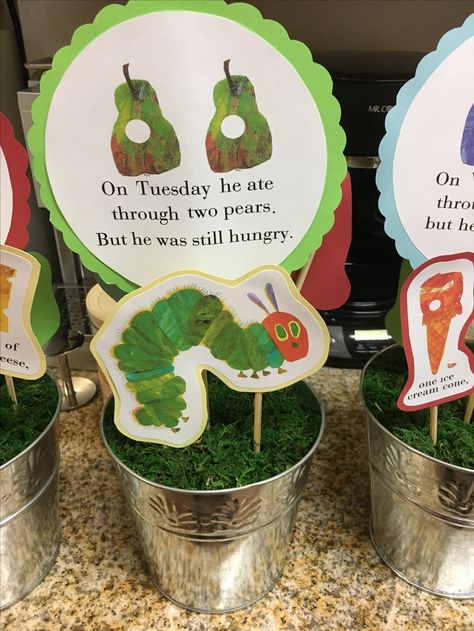 Very Hungry Caterpillar centerpieces! Hungry Caterpillar Food Printables, Hungry Caterpillar Birthday Centerpiece, Hungry Caterpillar Centerpiece, Hungry Caterpillar Birthday Decorations, Hungry Caterpillar Food, Hungry Caterpillar Craft, Hungry Caterpillar Activities, Caterpillar Birthday, Caterpillar Party