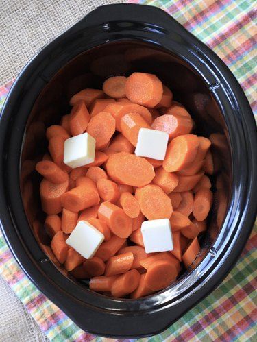 Carrots Stovetop, Maple Glazed Carrots Recipe, Crockpot Carrots, Carrots Slow Cooker, Oven And Stove, Vegetable Slow Cooker, Traditional Easter Recipes, Carrot Dishes, Maple Glazed Carrots